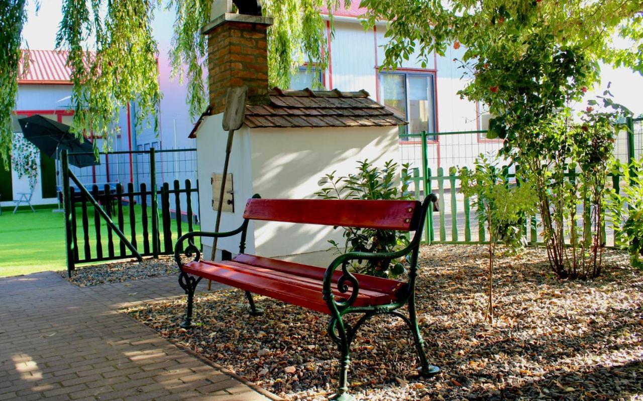 Villa Applegarden Debrecen Esterno foto